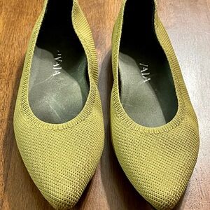 Vivaia Pointy Toed Flats